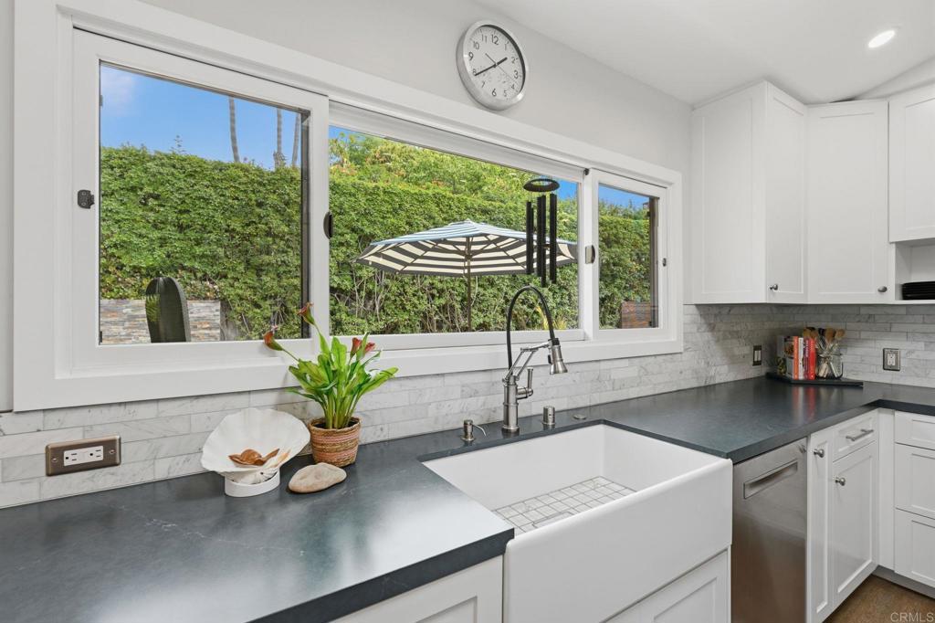 637 Sparta Drive, Unit A & B Encinitas, CA 92024 - Photo 12 of 58 Main house kitchen