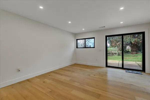 an empty room with closet and a ceiling fan