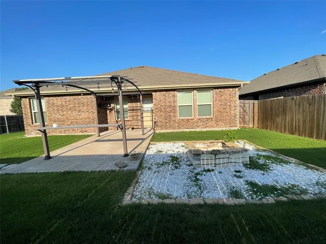 a view of a house with backyard and porch