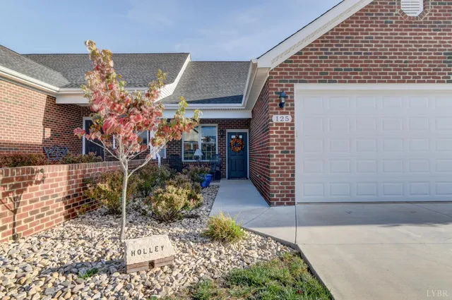 $405,000 | 125 Villa Oak Circle, Bedford, VA 24523