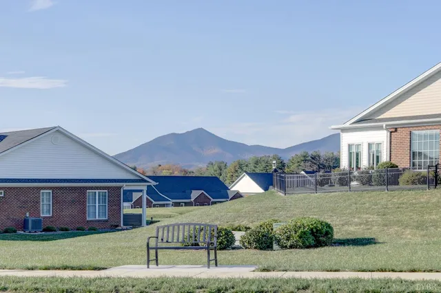 $405,000 | 125 Villa Oak Circle, Bedford, VA 24523