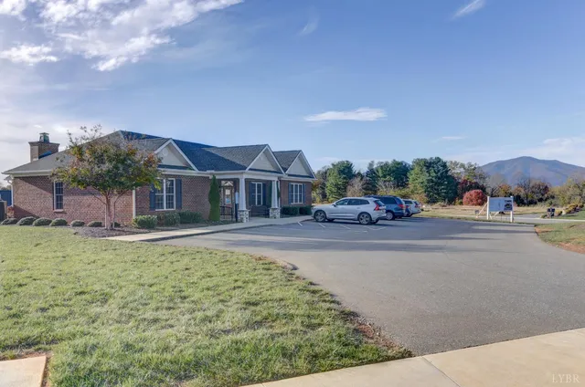 $405,000 | 125 Villa Oak Circle, Bedford, VA 24523