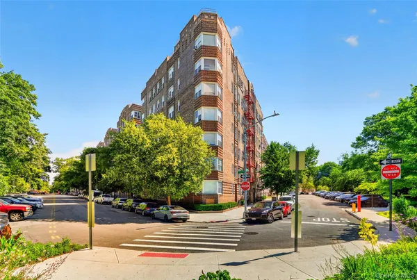 $239,000 | 601 Pelham Parkway North, Unit 618 | Bronxwood