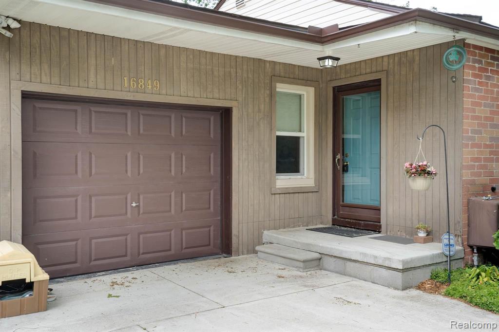 16849 Rougeway Street Livonia, MI 48154 - Photo 4 of 28