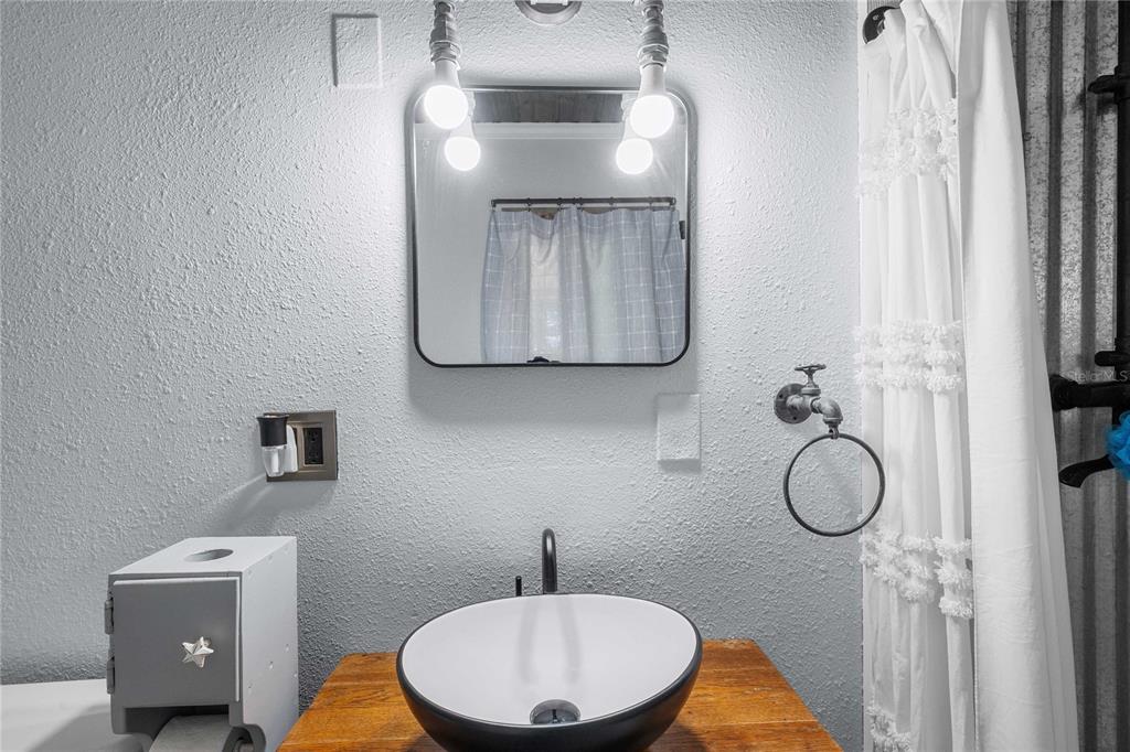 110 County Road 534 Bushnell, FL 33513 - Photo 18 of 60 a bathroom with a toilet sink vanity tub and mirror