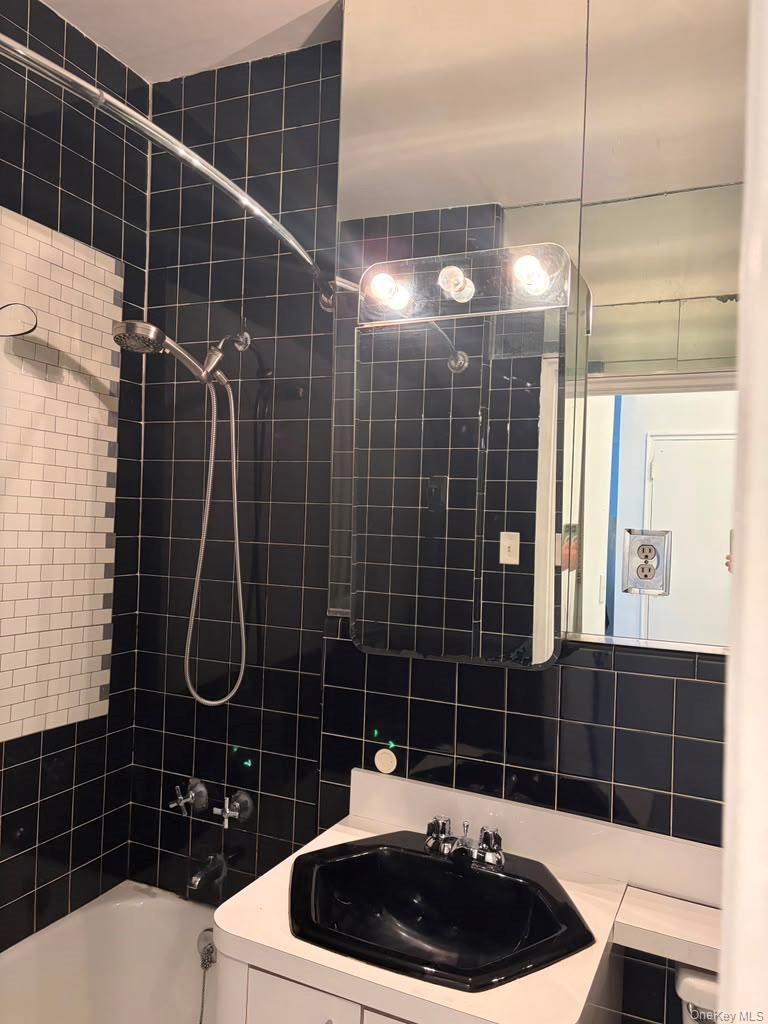 99-60 63rd Road, Unit 1H Queens, NY 11374 - Photo 6 of 11 a bathroom with a shower
