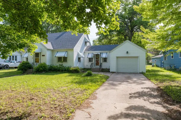 $149,900 | 705 Carver Street North, Winthrop, MN 55396