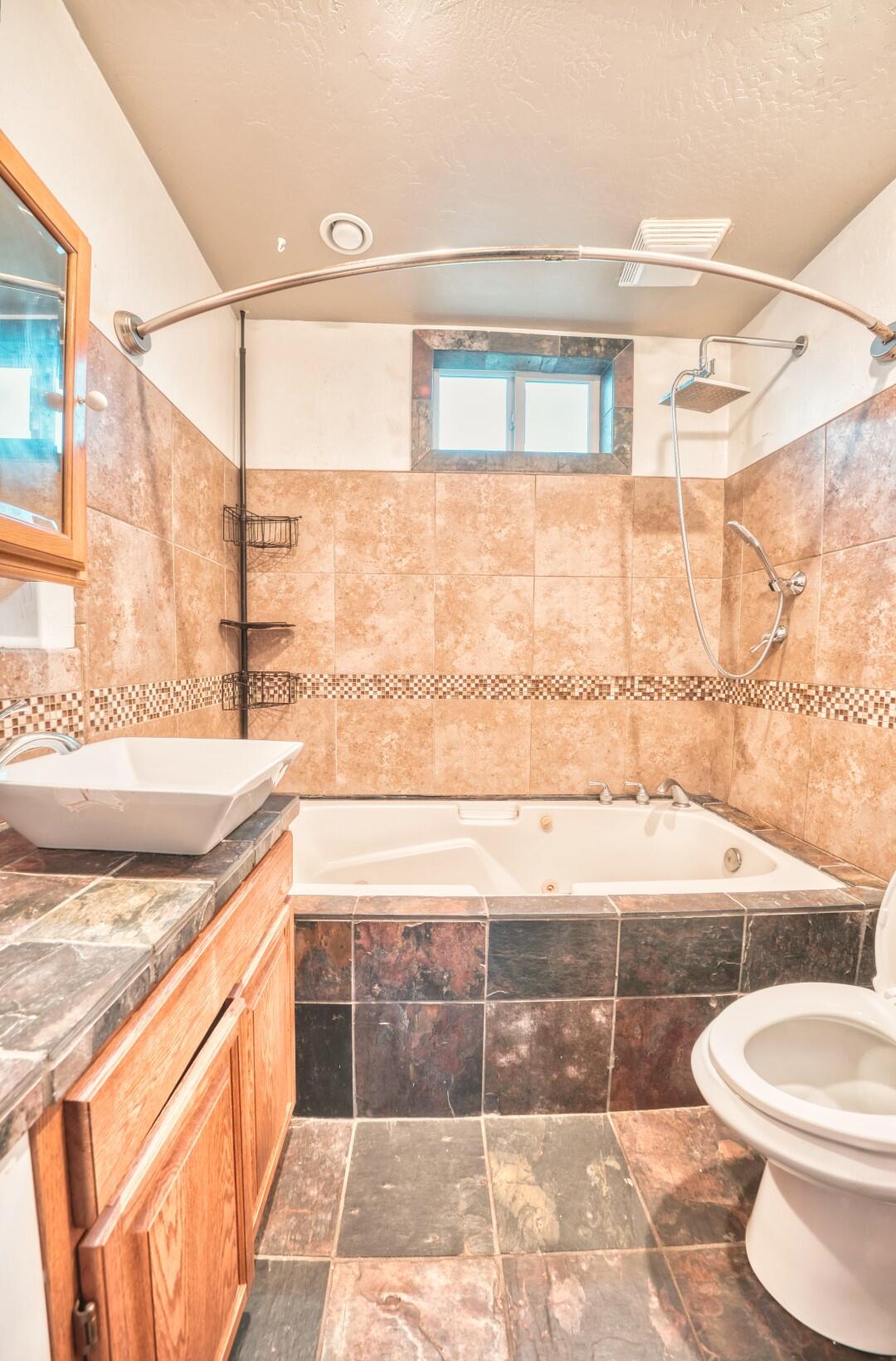 2076 Table Rock Road Medford, OR 97501 - Photo 7 of 22 2076 Table Rock (8)