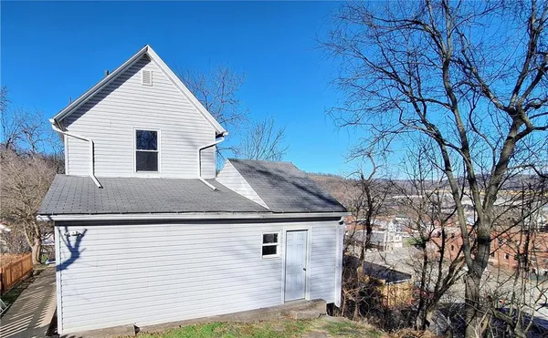 a view of house with a yard