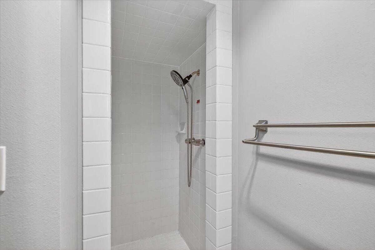 309 North Berkeley Way Medford, OR 97504 - Photo 18 of 32 Primary Shower