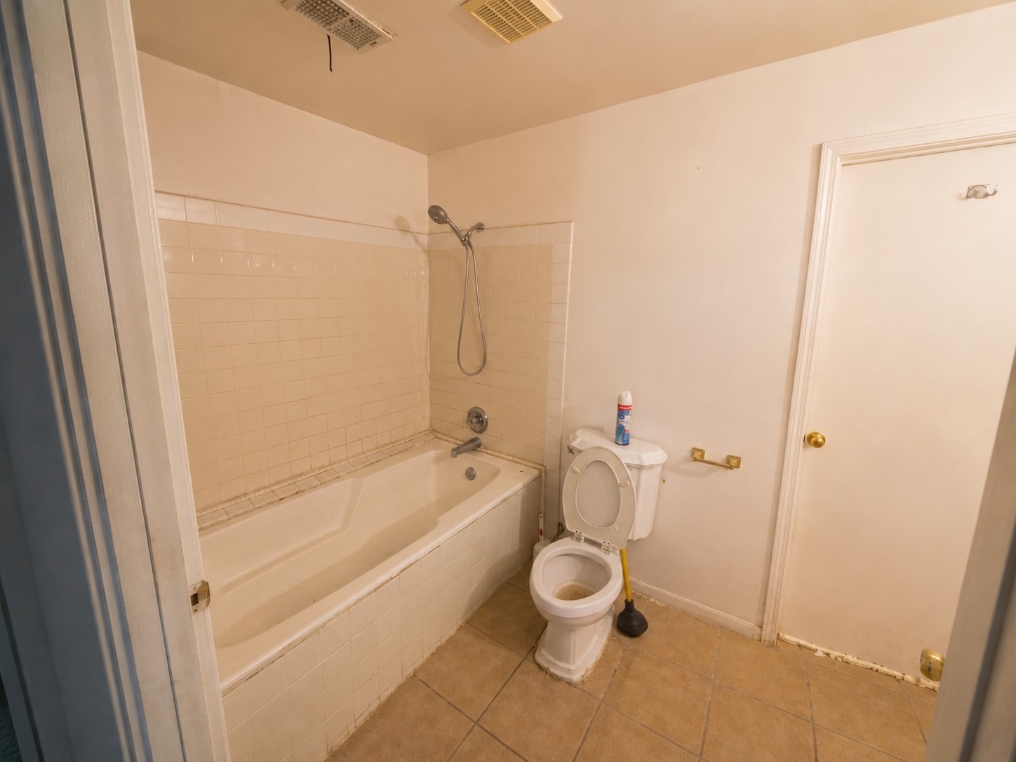 3727 Yosemite Street Houston, TX 77021 - Photo 5 of 15 a bathroom with a toilet and a bathtub