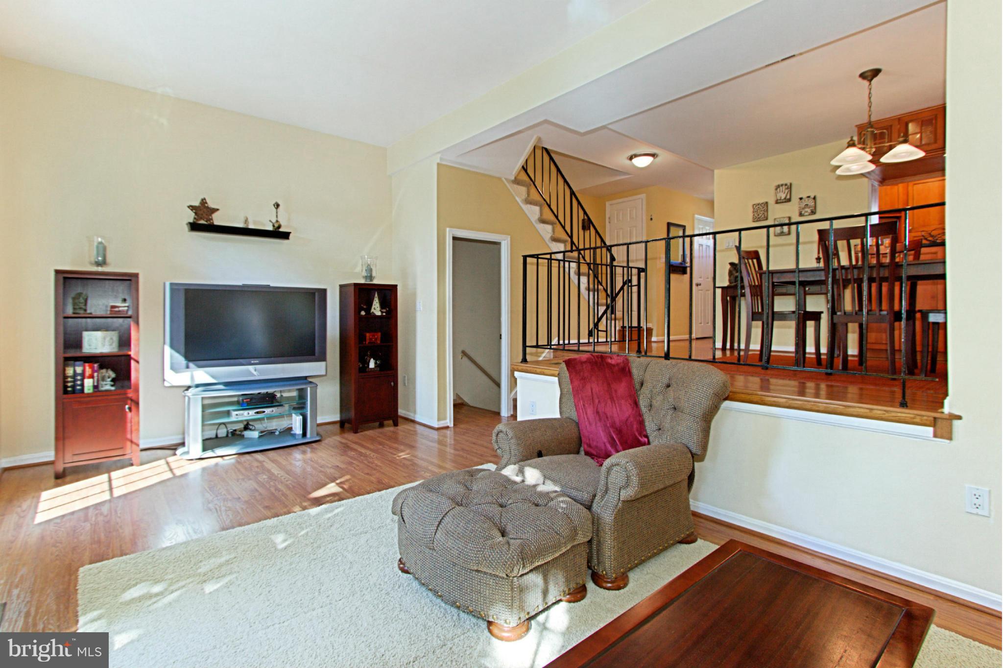 8007 Sleepy View Lane Springfield, VA 22153 - Photo 15 of 30 Living Room