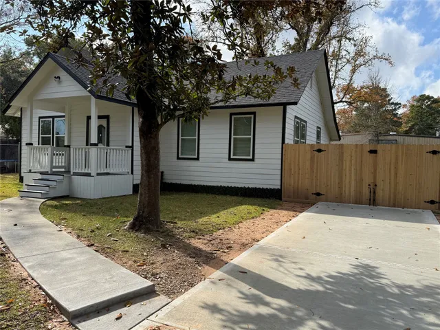 $1,600 | 1010 Long Street, Conroe, TX 77301