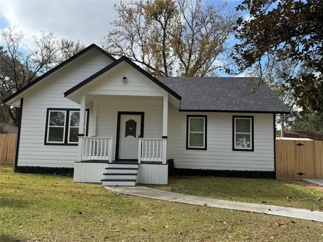 $1,600 | 1010 Long Street, Conroe, TX 77301