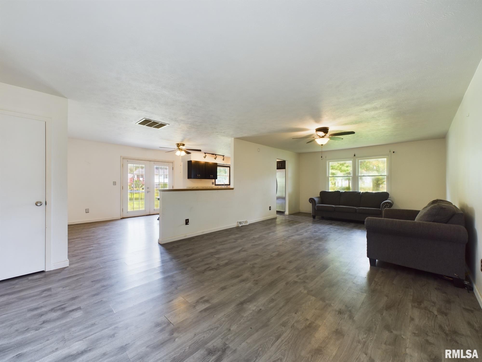 509 Robin Court Athens, IL 62613 - Photo 2 of 15 Gallery Image 2