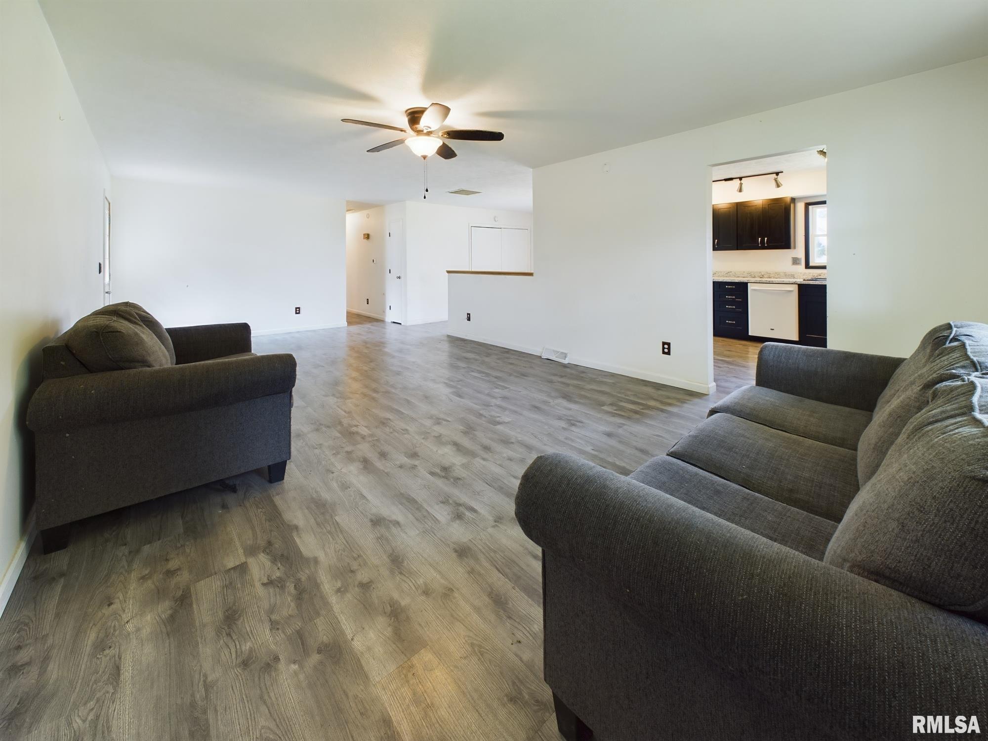 509 Robin Court Athens, IL 62613 - Photo 3 of 15 Gallery Image 3