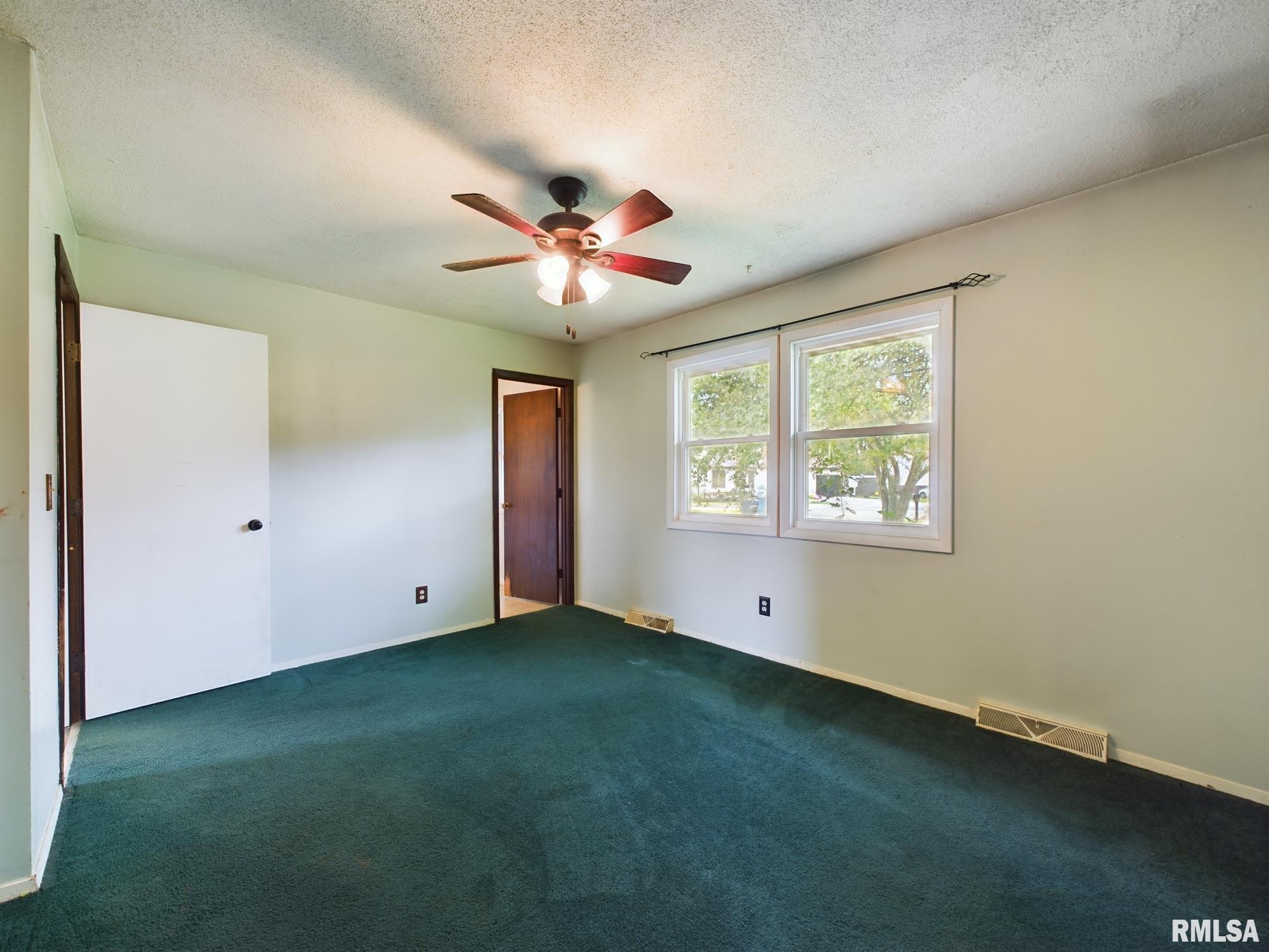 509 Robin Court Athens, IL 62613 - Photo 9 of 15 Gallery Image 9