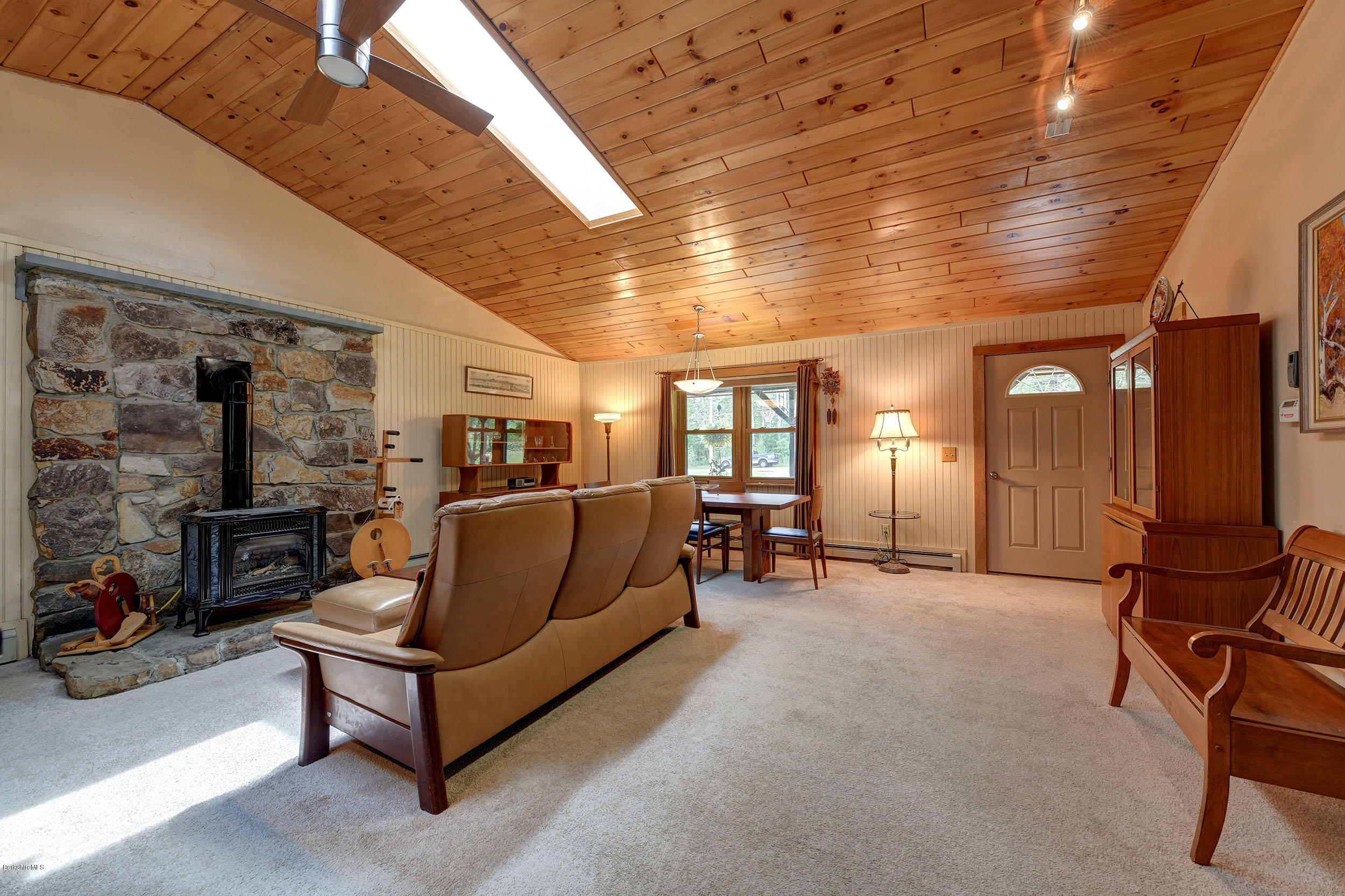 352 Barker Road Pittsfield, MA 01201 - Photo 12 of 34 6-Living Area