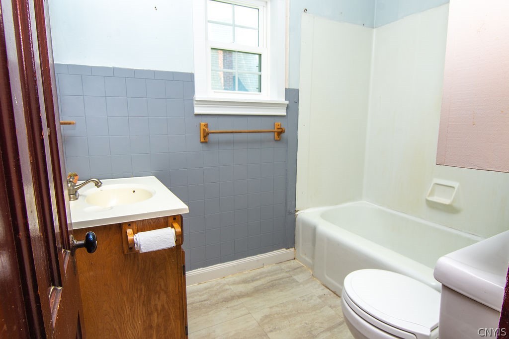 87 Nelson Street Auburn, NY 13021 - Photo 29 of 38 Upstairs Bathroom