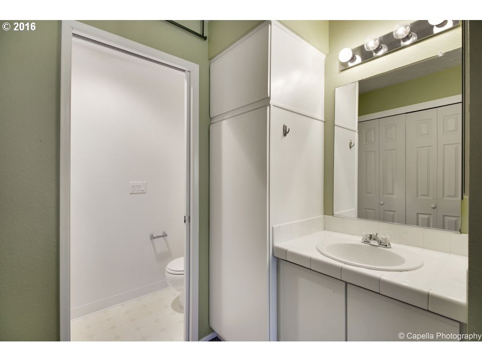 86 Kingsgate Road, Unit 202A Lake Oswego, OR 97035 - Photo 16 of 20 Gallery Image 16