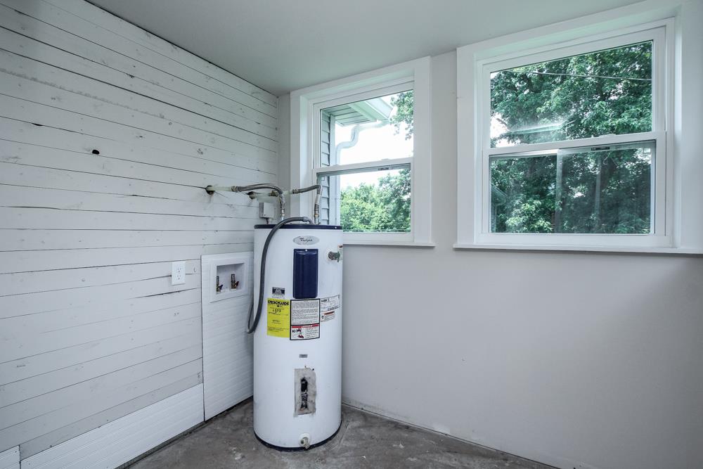 950 Owens Road Watertown, TN 37184 - Photo 22 of 30 a utility room with dryer and washer