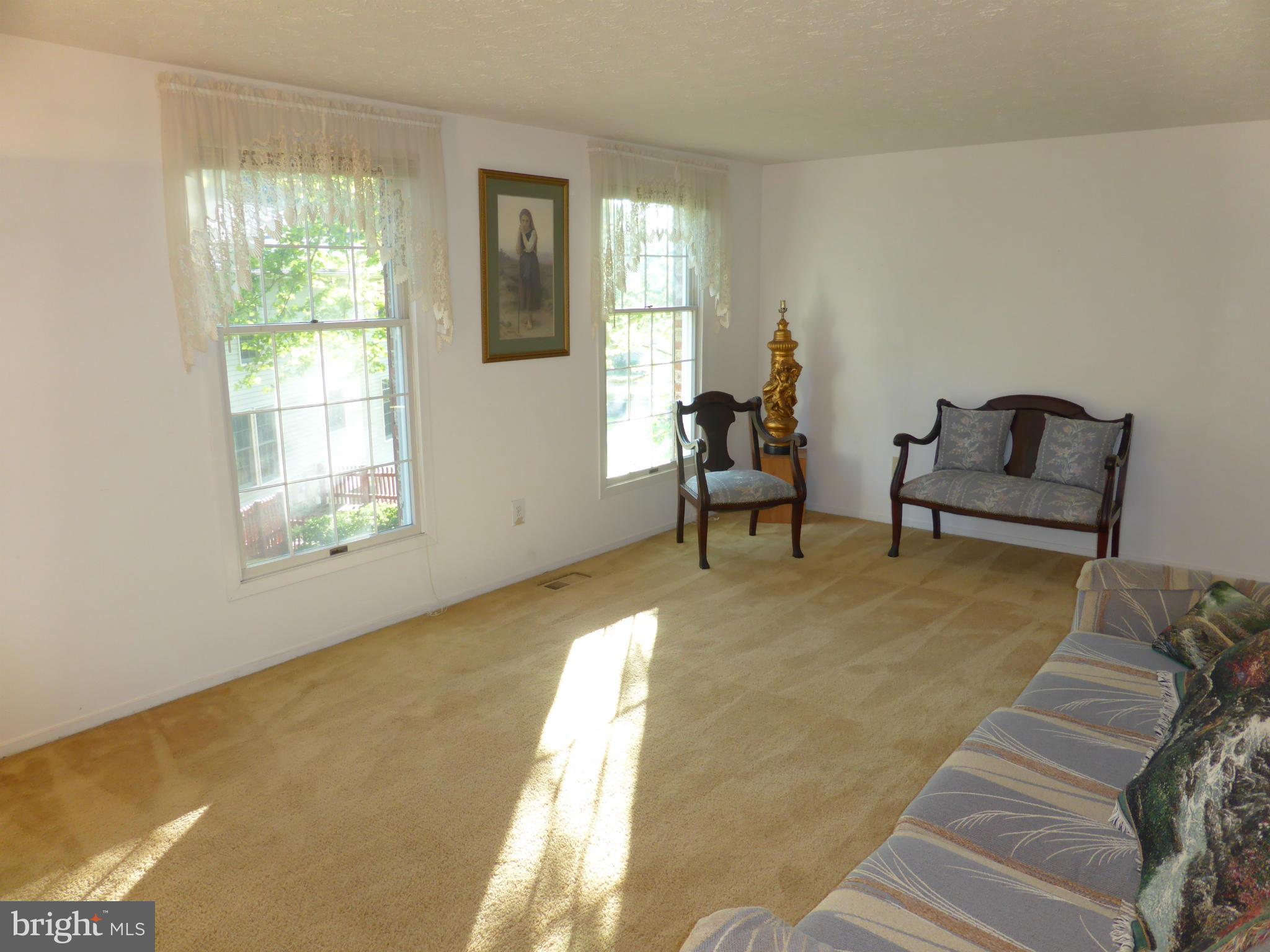 7587 Vogels Way Springfield, VA 22153 - Photo 6 of 26 Living Room