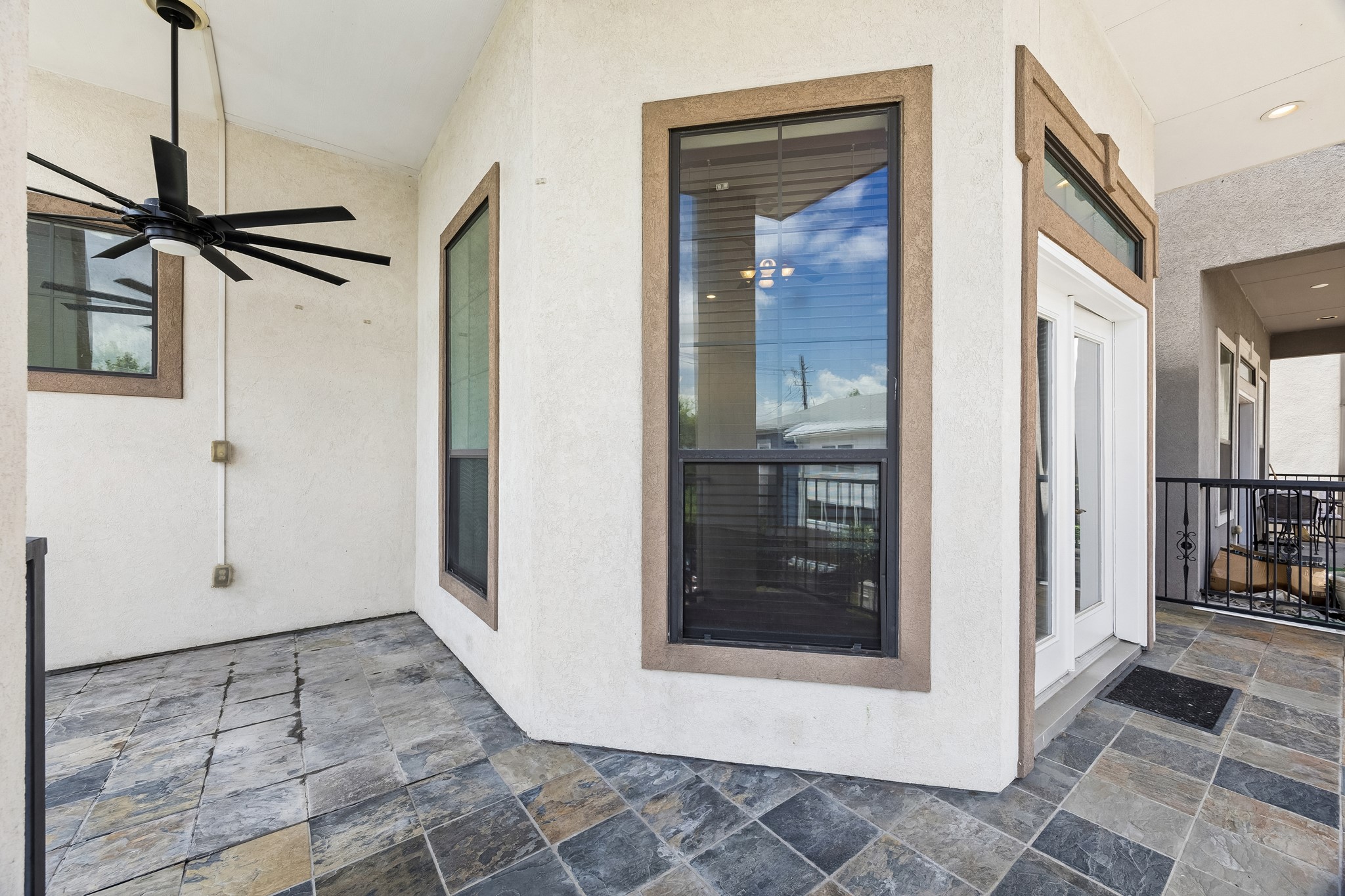 4102 Bonner View Lane Houston, TX 77007 - Photo 6 of 14 a view of a hallway with a glass door