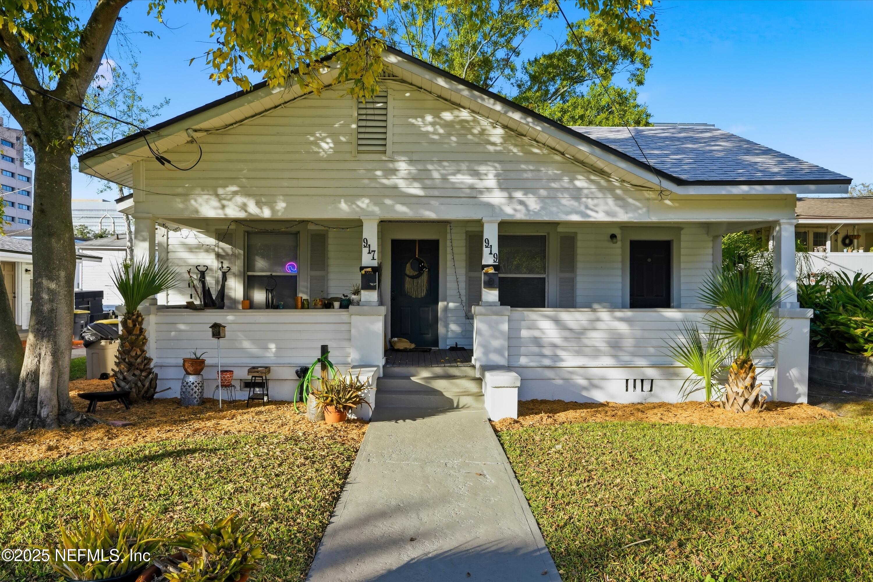 911 Phillips Street Jacksonville, FL 32207 - Photo 3 of 36 a front view of a house with garden