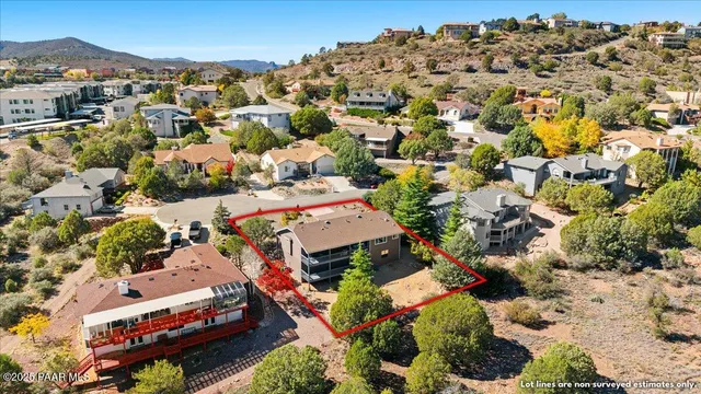 a view of a back yard