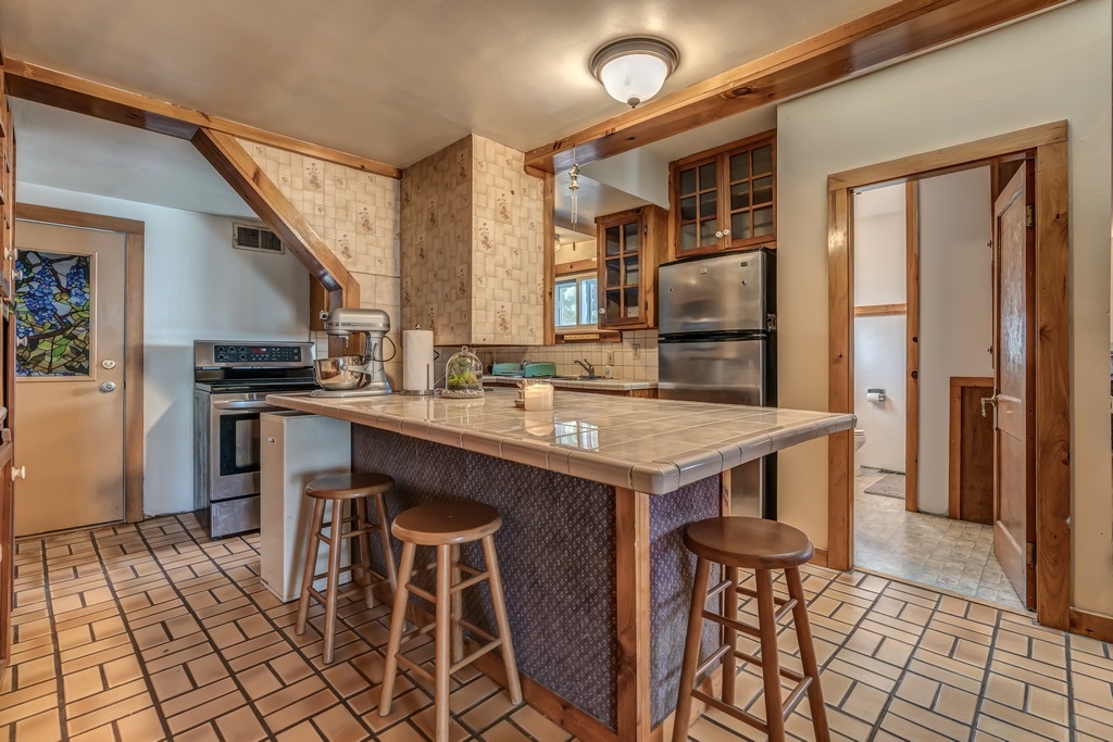 809 South Mammoth Road Manchester, NH 03103 - Photo 18 of 40