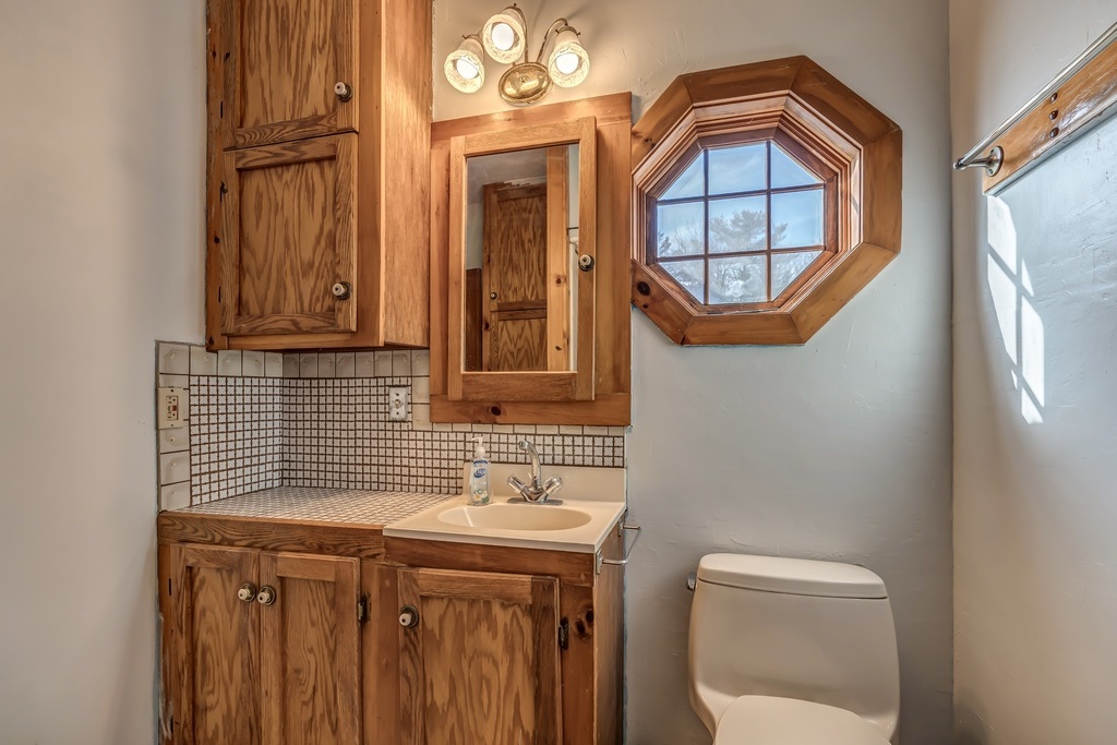 809 South Mammoth Road Manchester, NH 03103 - Photo 22 of 40