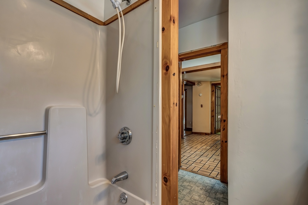 809 South Mammoth Road Manchester, NH 03103 - Photo 23 of 40