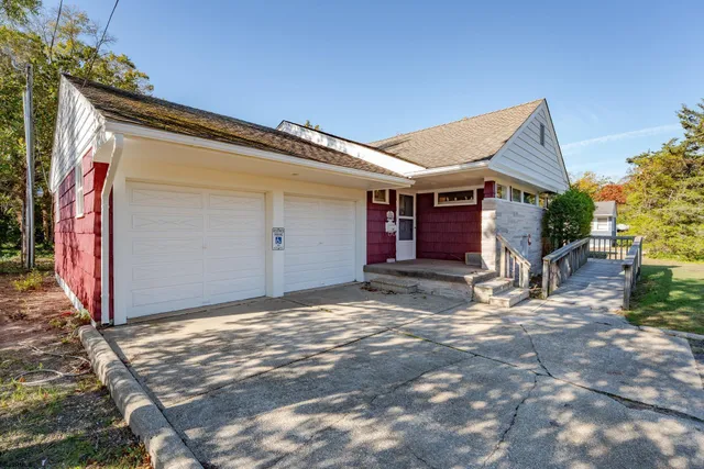 a view of a house with backyard