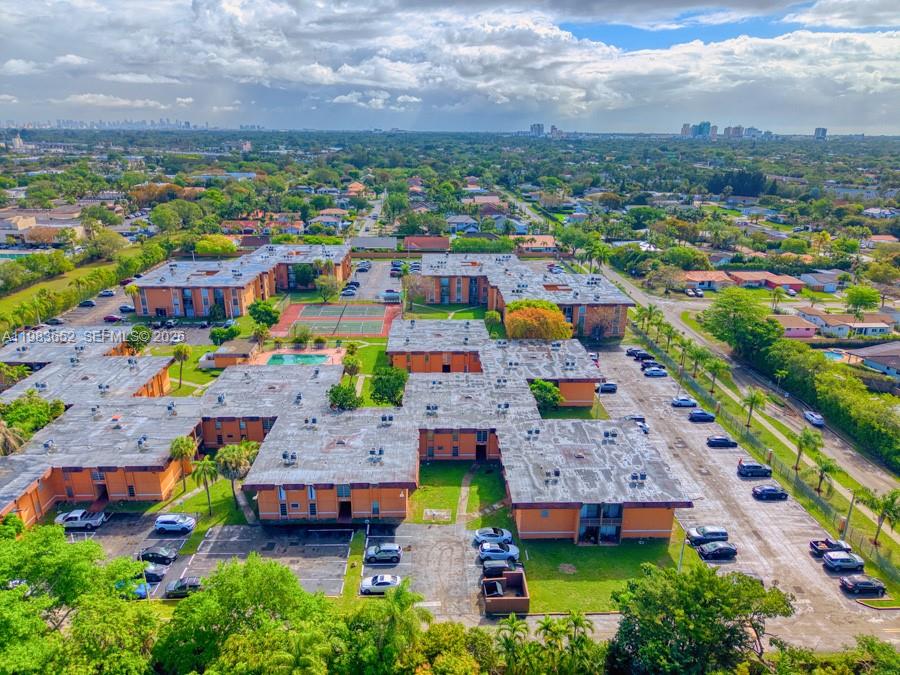 9459 Southwest 76th Street, Unit R5 Miami, FL 33173 - Photo 28 of 33 an aerial view of multiple house