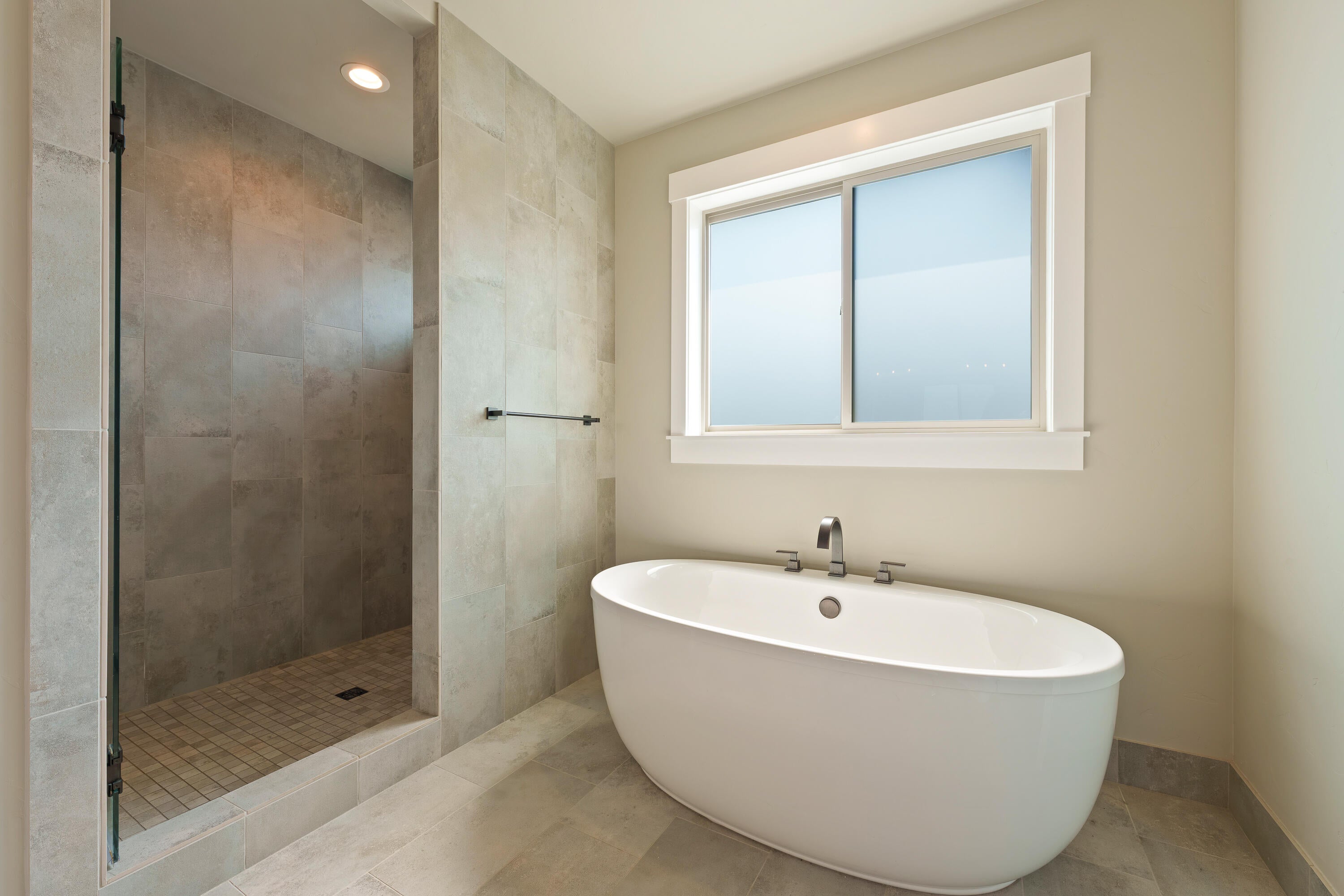 60869 Southwest Headwaters Loop Bend, OR 97702 - Photo 25 of 50 Primary bathroom