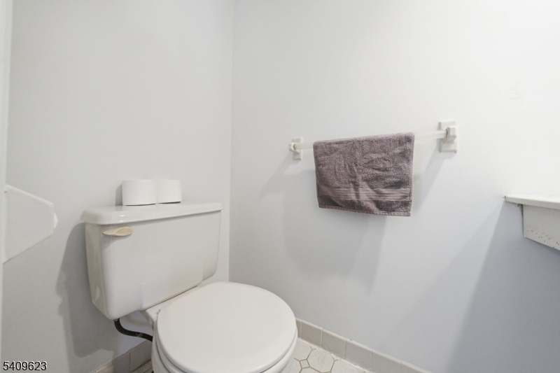 303 Maplecrest Road Edison, NJ 08820 - Photo 17 of 45