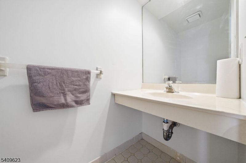 303 Maplecrest Road Edison, NJ 08820 - Photo 18 of 45