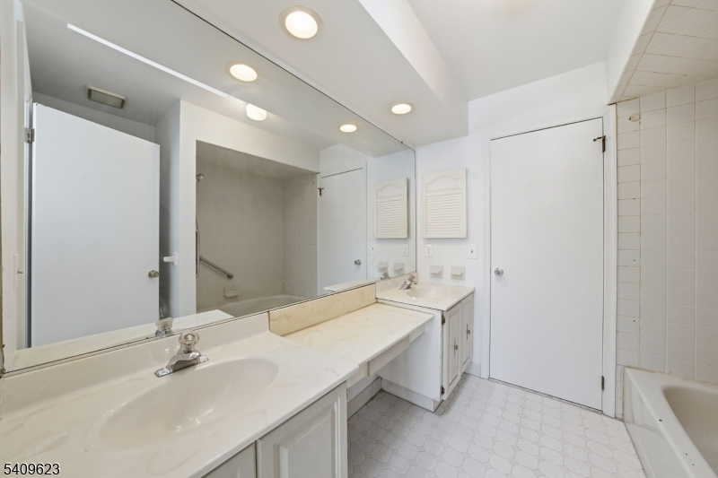 303 Maplecrest Road Edison, NJ 08820 - Photo 23 of 45