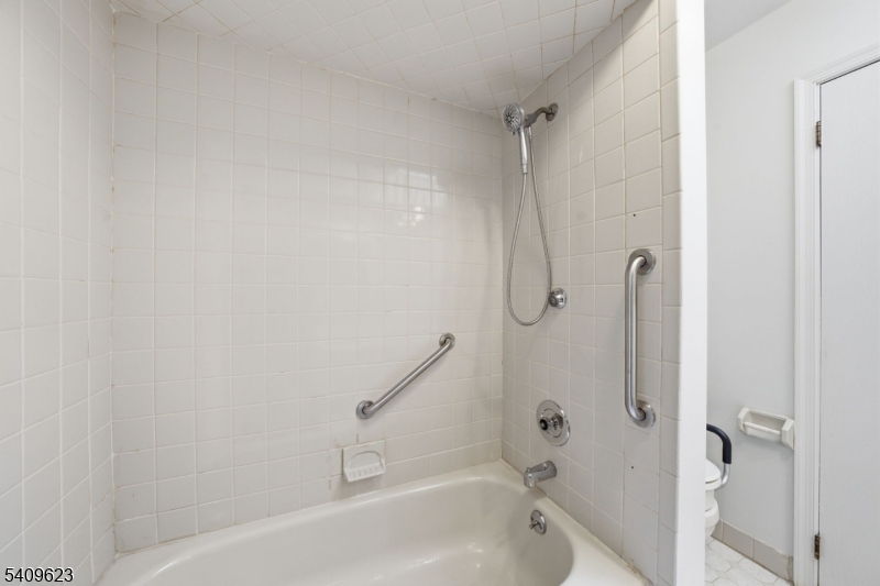 303 Maplecrest Road Edison, NJ 08820 - Photo 24 of 45