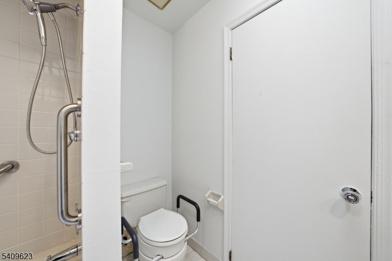 303 Maplecrest Road Edison, NJ 08820 - Photo 25 of 45