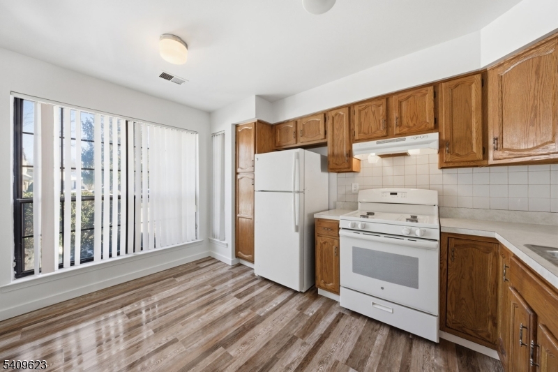 303 Maplecrest Road Edison, NJ 08820 - Photo 5 of 45