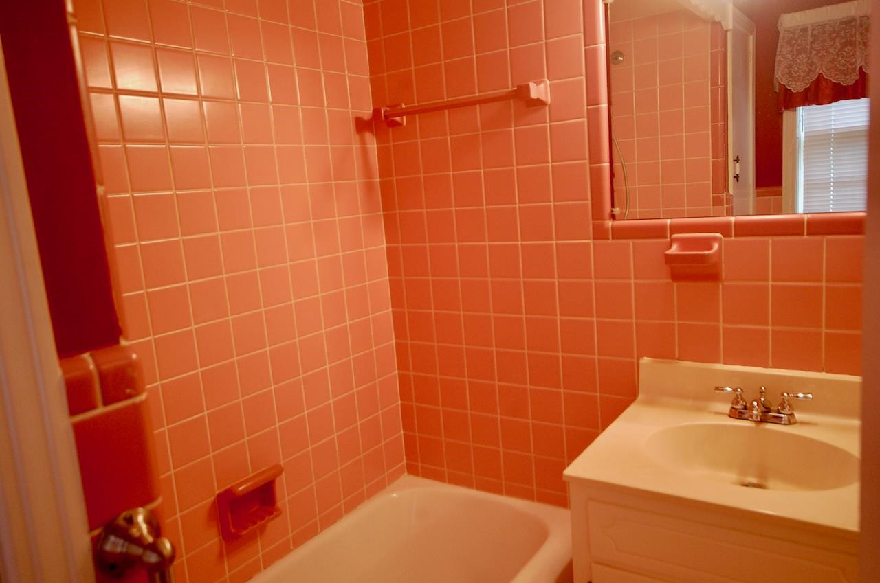 605 South Trenton Street Rutherford, TN 38369 - Photo 19 of 39 a bathroom with a bathtub
