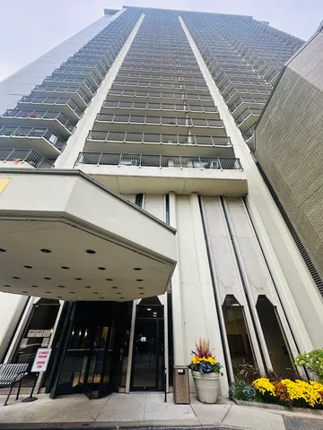 $159,900 | 6007 North Sheridan Road, Unit 6H, Chicago, IL 60660