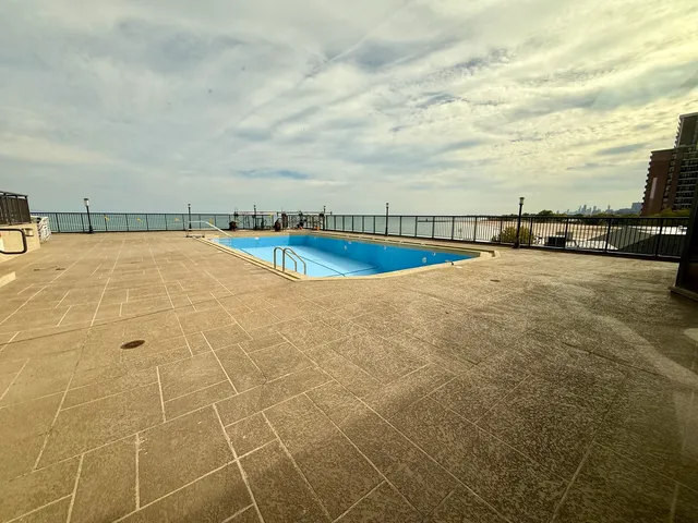 $159,900 | 6007 North Sheridan Road, Unit 6H, Chicago, IL 60660