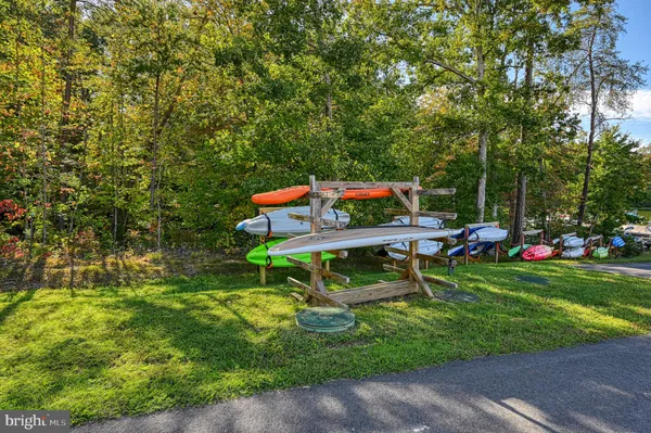 a sign that is sitting in the middle of a park