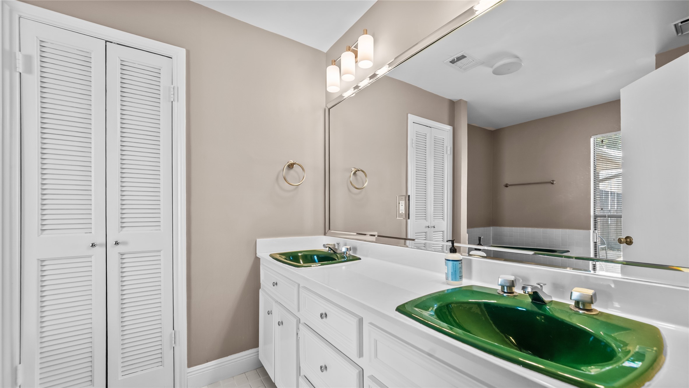 1017 Howard Lane Bellaire, TX 77401 - Photo 16 of 28 Primary Bathroom