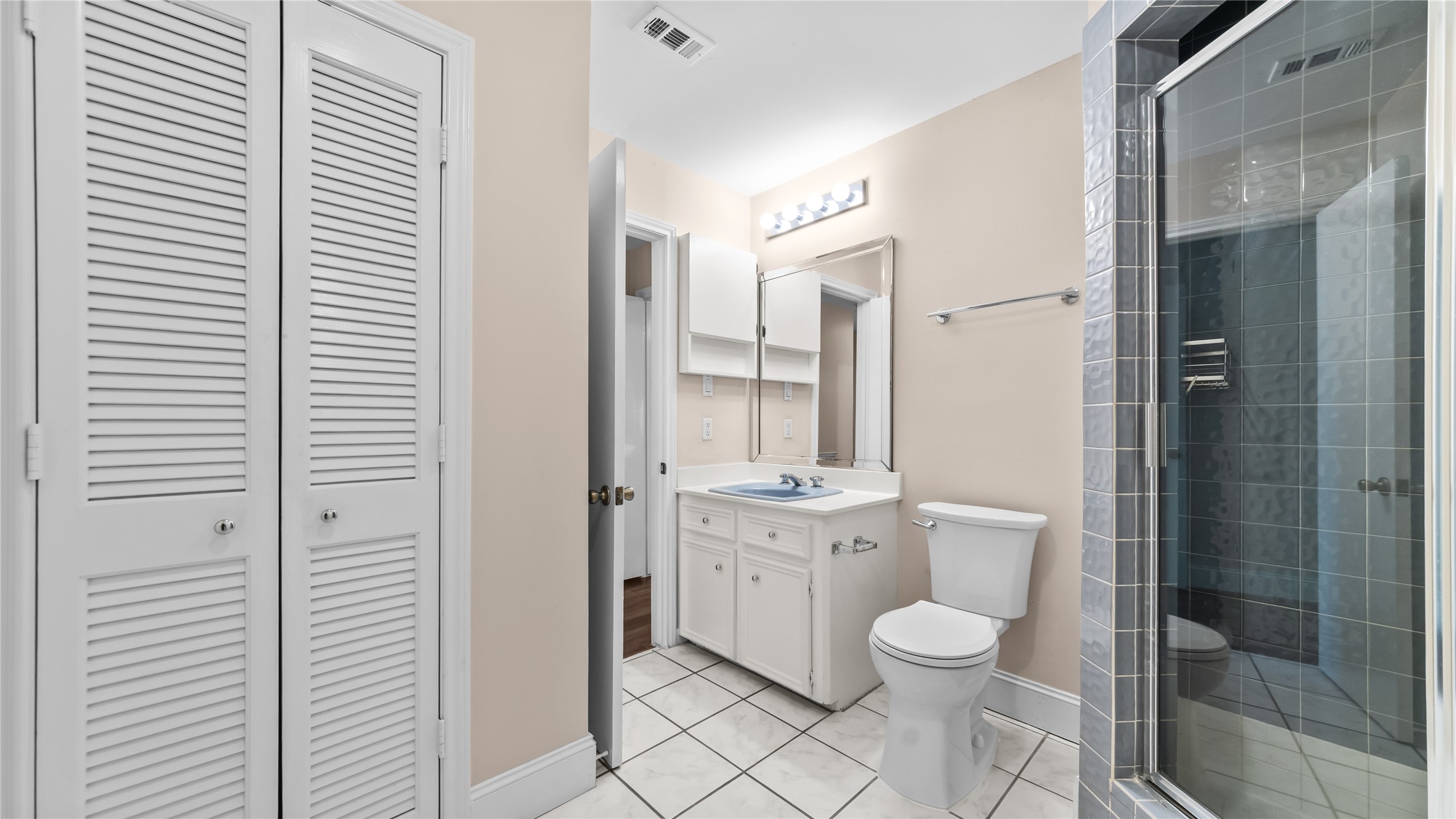 1017 Howard Lane Bellaire, TX 77401 - Photo 10 of 28 Secondary Bathroom