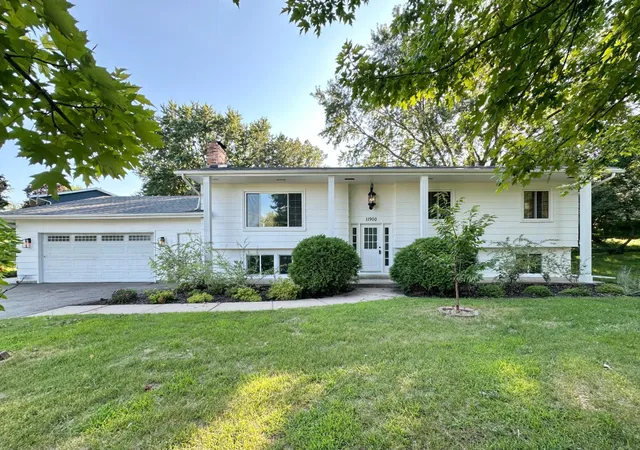 $450,000 | 11900 Highland View Circle, Burnsville, MN 55337