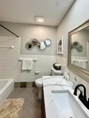 $450,000 | 11900 Highland View Circle, Burnsville, MN 55337