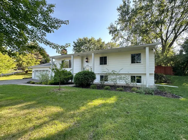 $450,000 | 11900 Highland View Circle, Burnsville, MN 55337